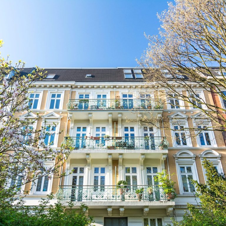 Wohnhaus mit Kirschblüten WEG-Verwaltung Koeln